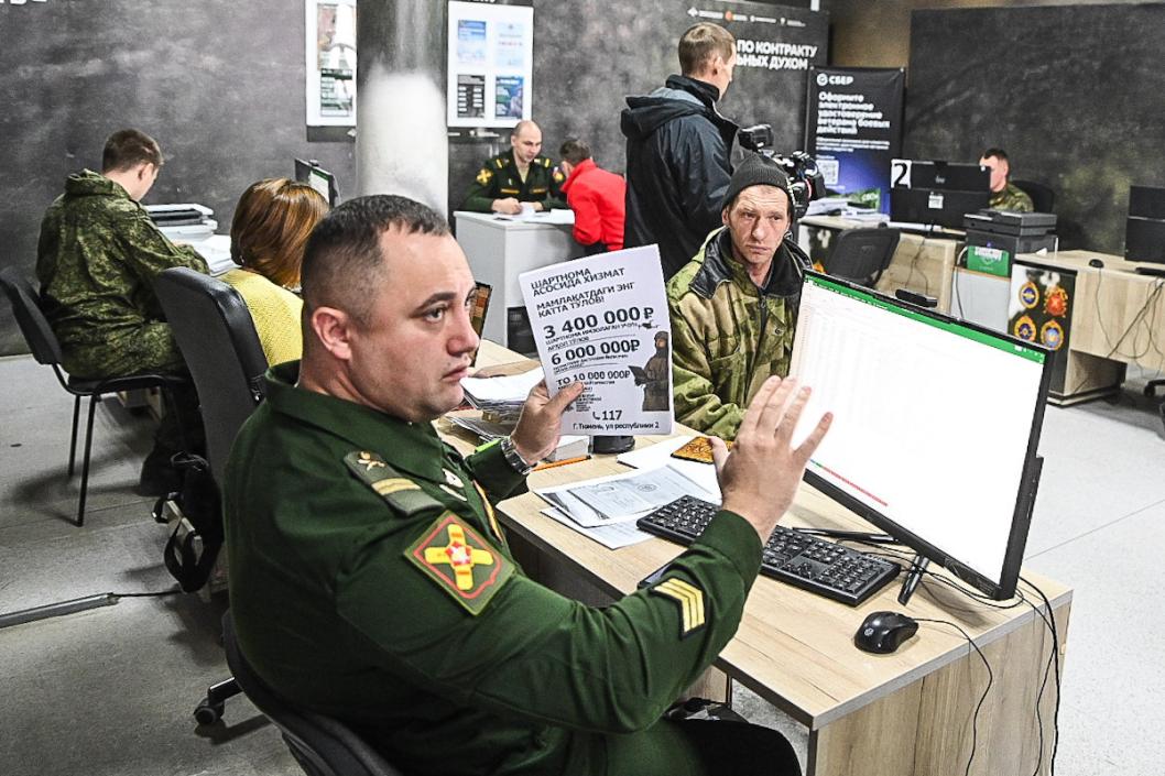 Тюменцы могут узнать о контрактной службе в чат-боте мессенджера Max