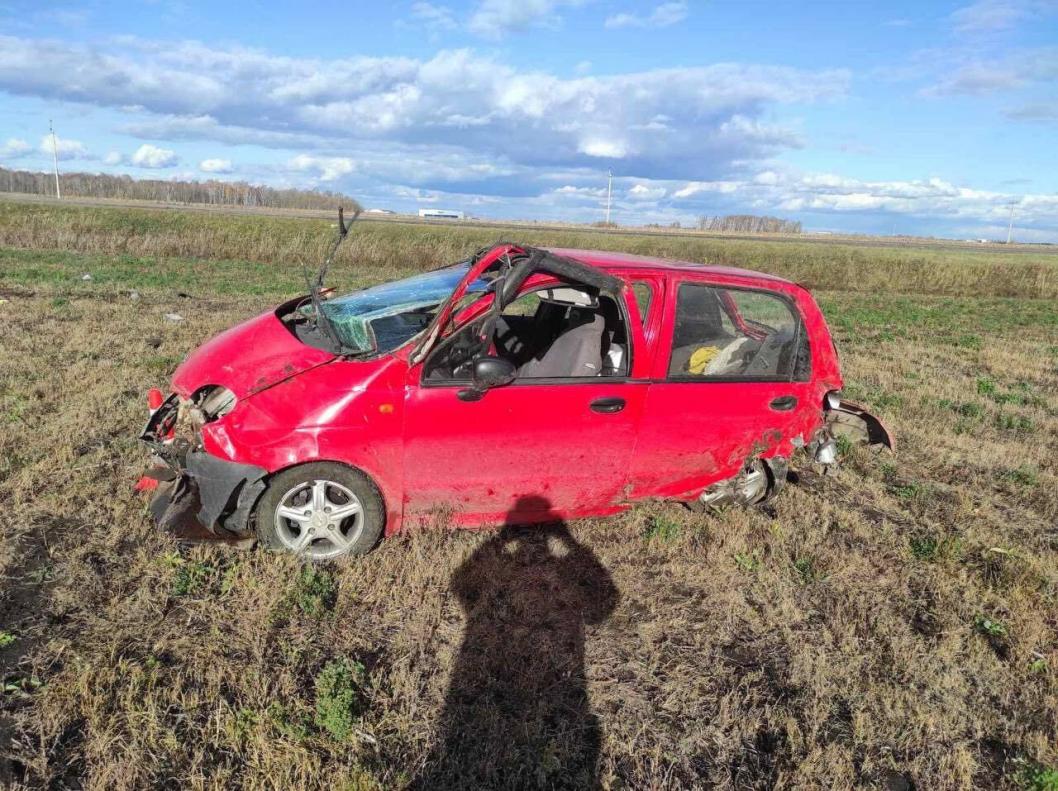 Под Тюменью Daewoo Matiz вылетел в поле, водитель и ее дочь - в больнице -  Тюменская линия