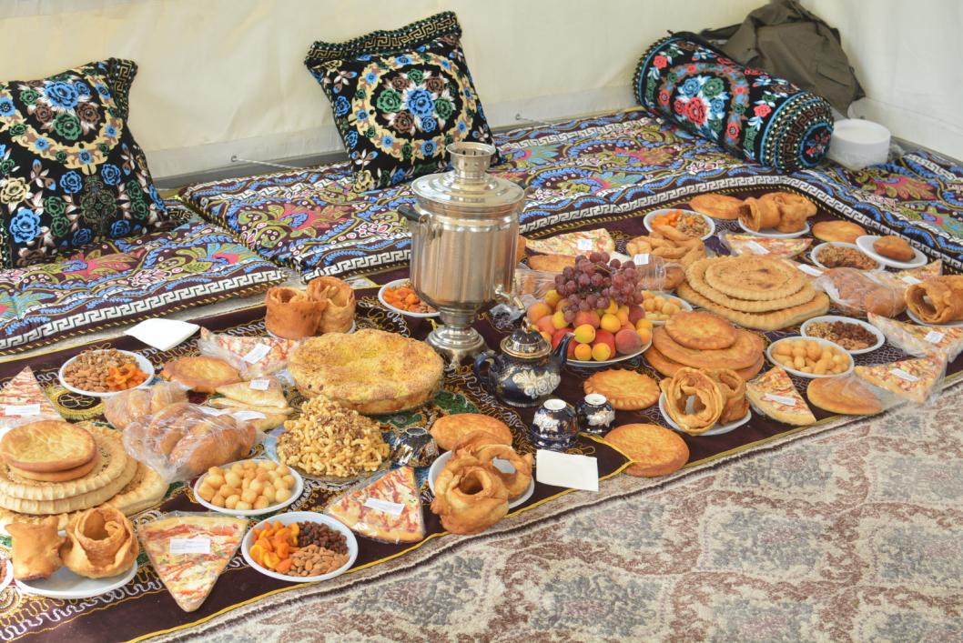 Как называется по таджикски. Культура народов Таджикистана дастархан. Культура народов Таджикистана. Национальные традиции Таджикистана. Традиционный таджикский стол.