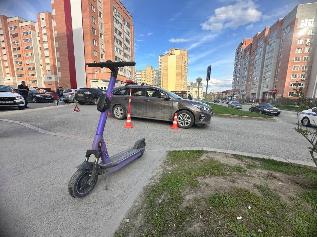 В Тюмени две школьницы на электросамокате врезались в машину - Тюменская  линия