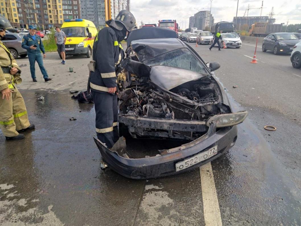 Автомобиль KIA загорелся после ДТП в районе Плеханово в Тюмени | 22.08.2022  | Тюмень - БезФормата