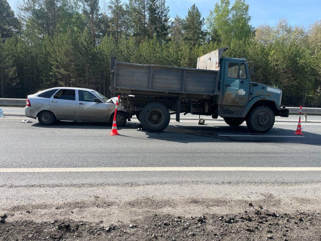 На трассе Екатеринбург - Тюмень столкнулись Lada Priora и ЗИЛ - Тюменская  линия