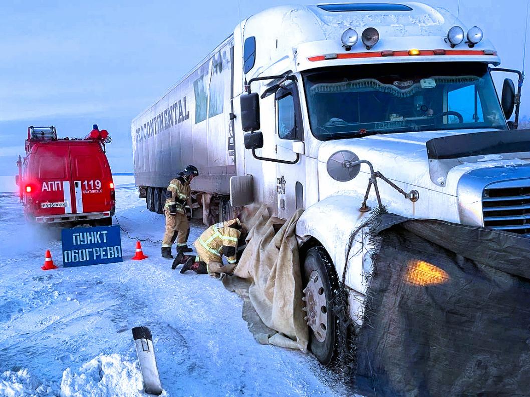 Троим водителям грузовиков помогли мобильные пункты обогрева на трассе Тюмень-Омск