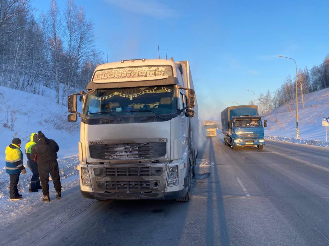 Тюменские автоинспекторы спасли дальнобойщика из Кургана под Тобольском