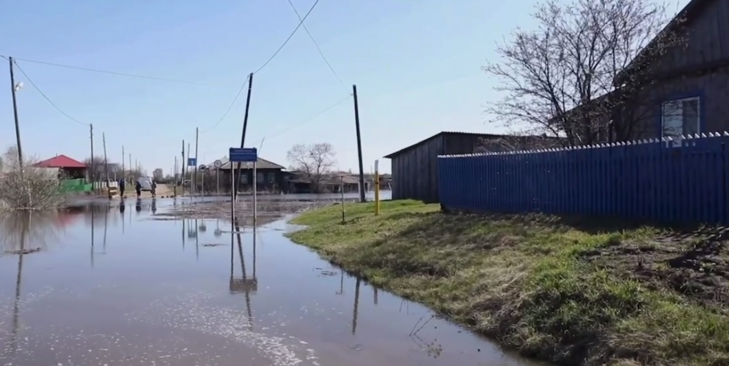 В селе Коркино Упоровского района большая вода затопила огороды