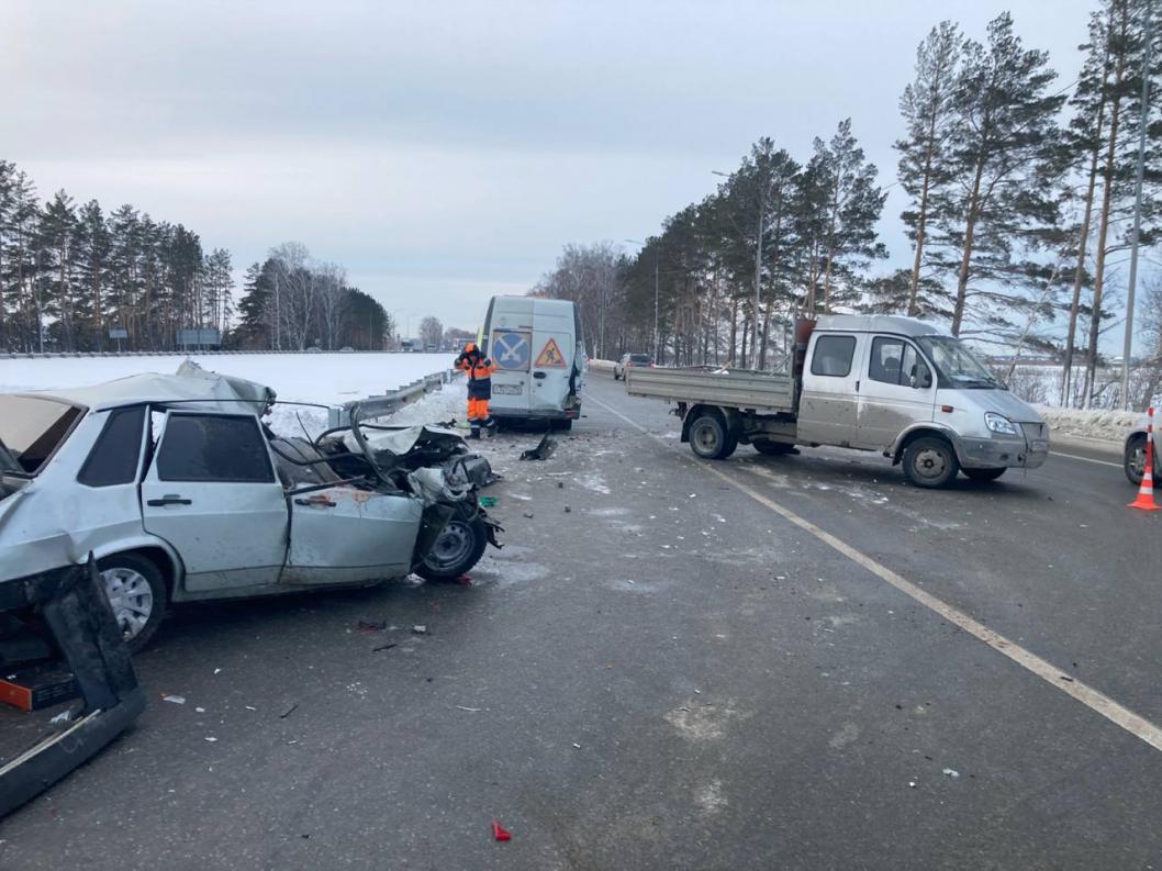 В аварии под Тюменью погиб мужчина, движение частично ограничено - Тюменская  линия