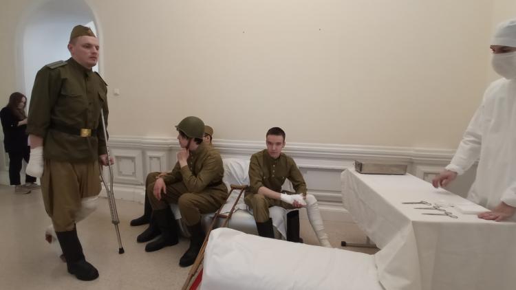 Потерянные в госпитале. Военный госпиталь Тюмень. Раненый солдат в госпитале. Военнослужащие в госпитале.