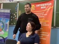 Антон Клецко рассказал и показал, как можно защитить себя при возможном нападении грабителя.