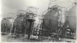 Фотография. ТСБ «Северная» Тобольского нефтехимического комбината. Вид на шаровые резервуары в летнее время года. 1980-е годы