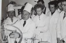 Руководитель нефротоксикологического центра, главный токсиколог Тюменской области В.А. Васильев демонстрирует коллегам принцип работы гемодиализа. 1972 год.